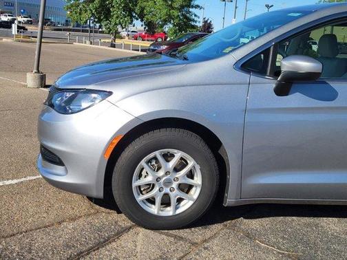 Photo 2 of 32 of 2021 Chrysler Voyager LXI
