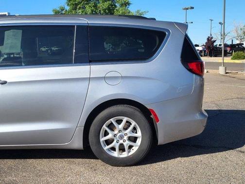 Photo 4 of 32 of 2021 Chrysler Voyager LXI