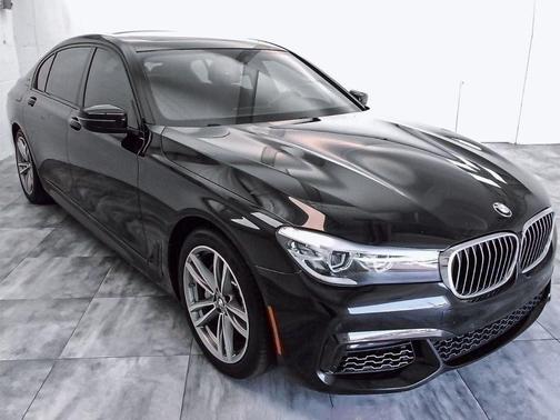 Photo 3 of 54 of 2017 BMW 740e xDrive iPerformance