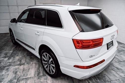 Photo 4 of 48 of 2019 Audi Q7 45 Premium Plus