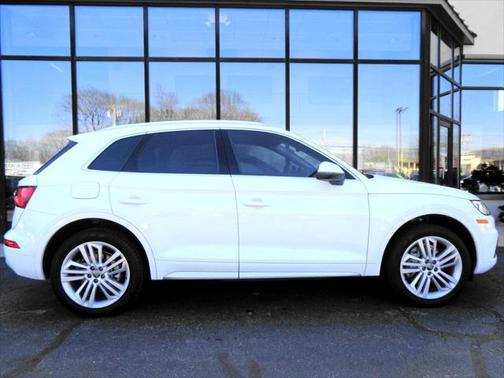 Photo 4 of 20 of 2020 Audi Q5 45 Premium Plus
