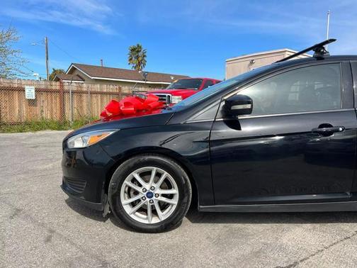 Photo 4 of 27 of 2016 Ford Focus SE