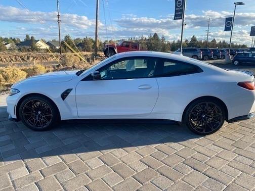 Photo 3 of 10 of 2022 BMW M4 Competition xDrive