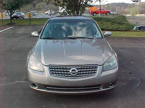 Photo 4 of 22 of 2005 Nissan Altima 3.5 SE