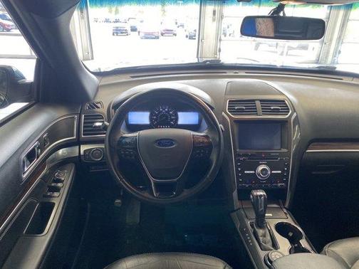 Photo 3 of 44 of 2018 Ford Explorer Limited