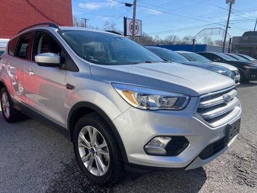 Photo 4 of 16 of 2018 Ford Escape SE