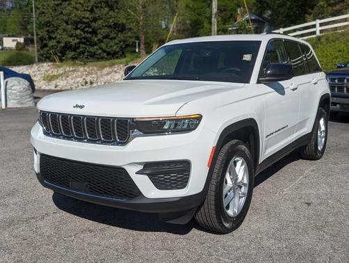 Photo 2 of 69 of 2023 Jeep Grand Cherokee Laredo