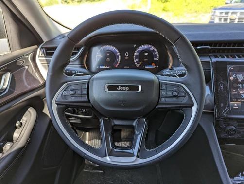Photo 5 of 69 of 2023 Jeep Grand Cherokee Laredo