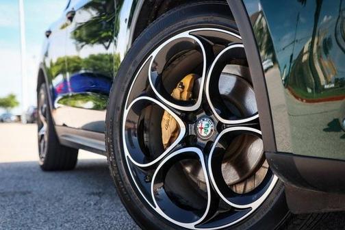 Photo 2 of 38 of 2019 Alfa Romeo Stelvio Ti