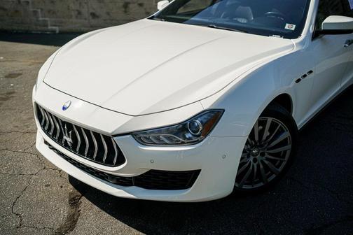 Photo 2 of 34 of 2019 Maserati Ghibli Base