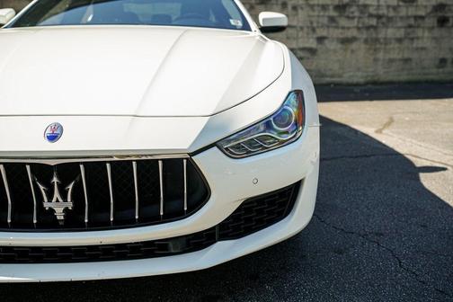 Photo 3 of 34 of 2019 Maserati Ghibli Base