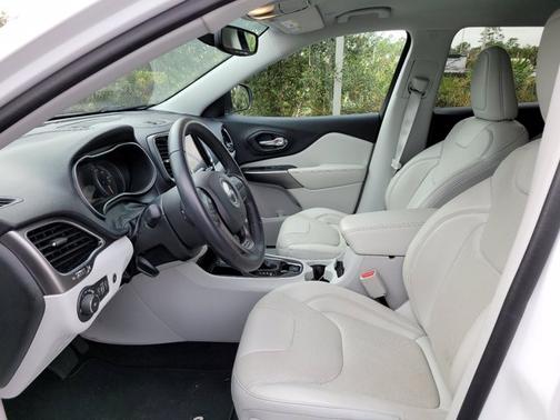 Photo 1 of 2 of 2019 Jeep Cherokee Limited