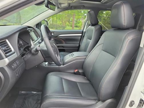 Photo 3 of 22 of 2018 Toyota Highlander XLE