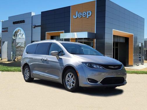 Photo 1 of 34 of 2020 Chrysler Pacifica Touring-L