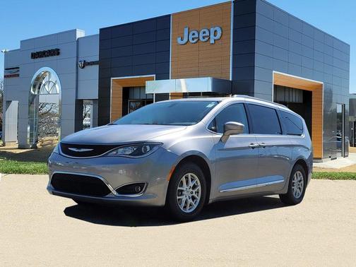Photo 2 of 34 of 2020 Chrysler Pacifica Touring-L