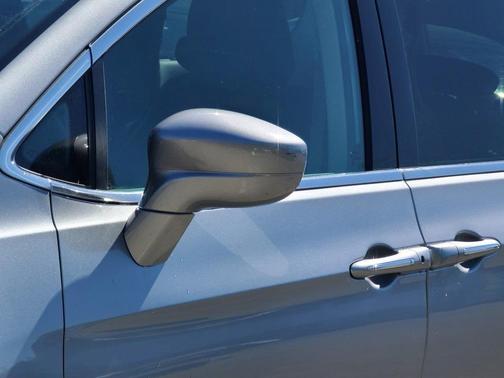 Photo 5 of 34 of 2020 Chrysler Pacifica Touring-L