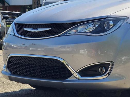 Photo 3 of 34 of 2020 Chrysler Pacifica Touring-L