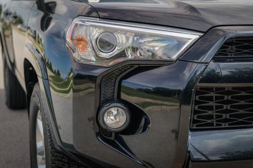 Photo 4 of 28 of 2017 Toyota 4Runner SR5 Premium
