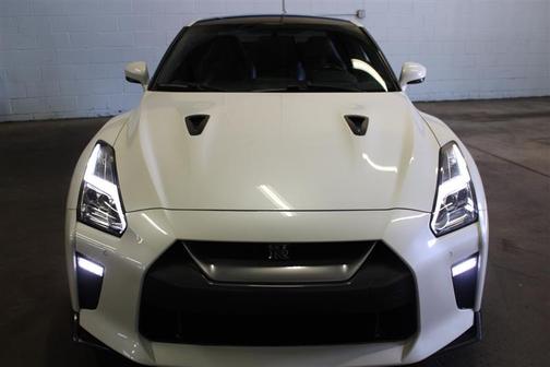 Photo 2 of 40 of 2017 Nissan GT-R Premium