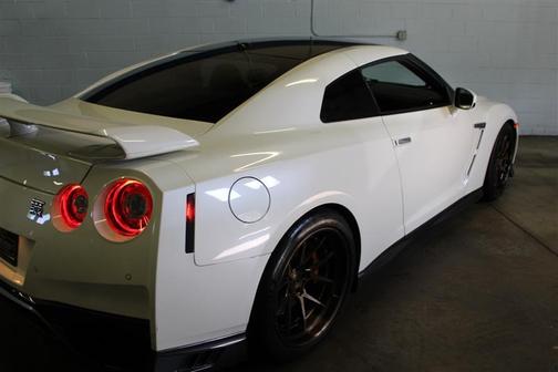 Photo 5 of 40 of 2017 Nissan GT-R Premium