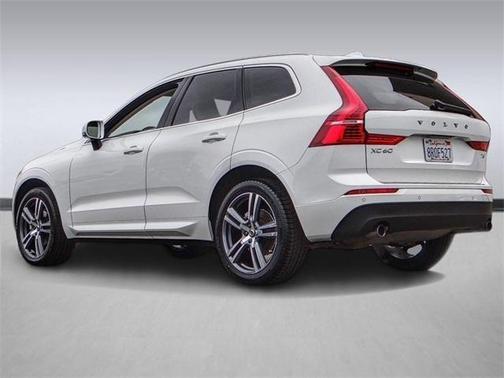 Photo 2 of 27 of 2020 Volvo XC60 T5 Momentum