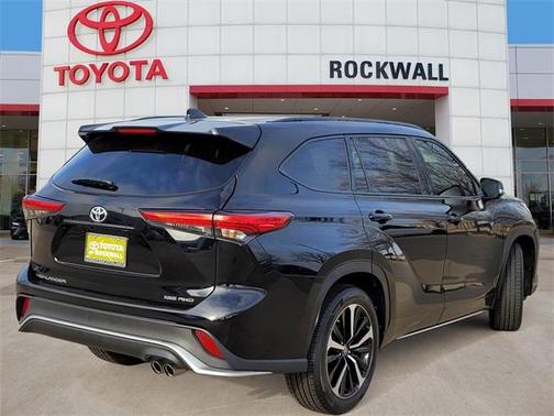Photo 3 of 35 of 2021 Toyota Highlander XSE