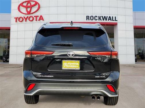 Photo 4 of 35 of 2021 Toyota Highlander XSE