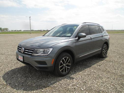 Photo 2 of 30 of 2021 Volkswagen Tiguan 2.0T SE