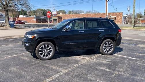 Photo 3 of 39 of 2017 Jeep Grand Cherokee Overland