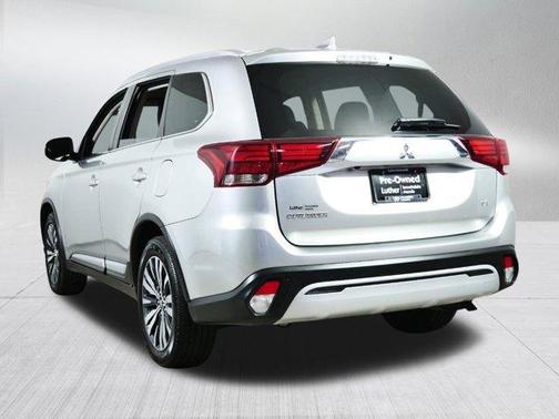 Photo 5 of 36 of 2020 Mitsubishi Outlander SEL