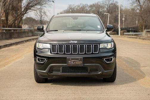 Photo 4 of 32 of 2017 Jeep Grand Cherokee Laredo