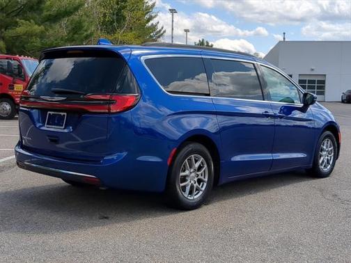 Photo 2 of 32 of 2021 Chrysler Pacifica Touring
