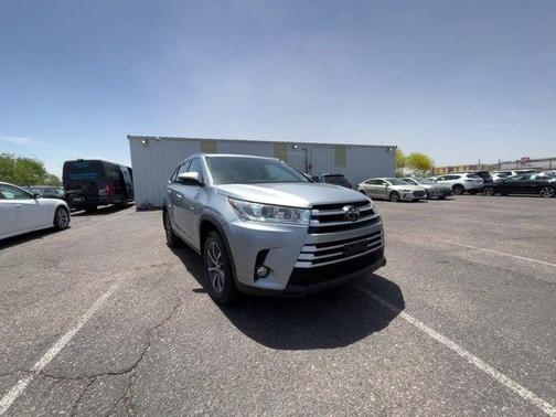 Photo 3 of 46 of 2019 Toyota Highlander XLE