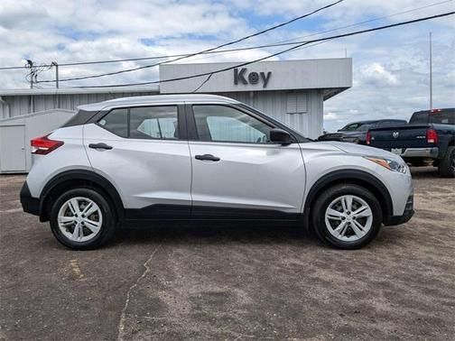 Photo 3 of 27 of 2019 Nissan Kicks S