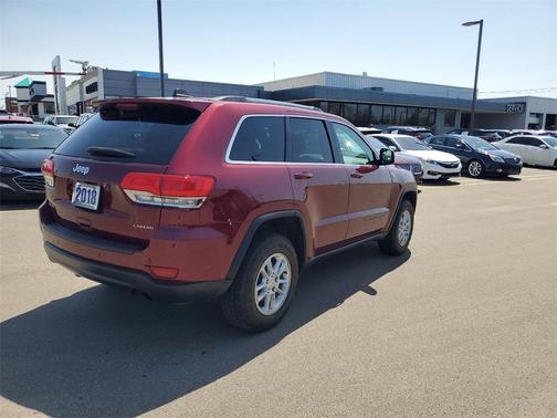 Photo 4 of 34 of 2018 Jeep Grand Cherokee Laredo E