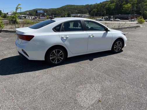 Photo 4 of 16 of 2022 Kia Forte LXS
