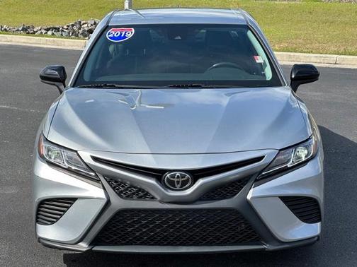 Photo 5 of 30 of 2019 Toyota Camry SE