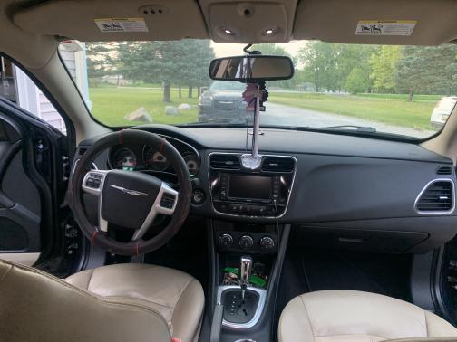 Photo 2 of 9 of 2011 Chrysler 200 Limited