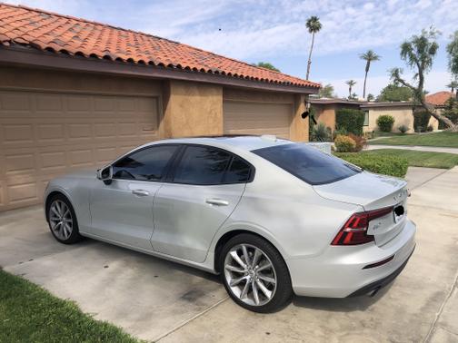 Photo 4 of 11 of 2020 Volvo S60 T5 Momentum