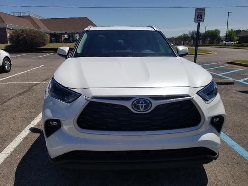 Photo 2 of 7 of 2023 Toyota Highlander Hybrid Platinum