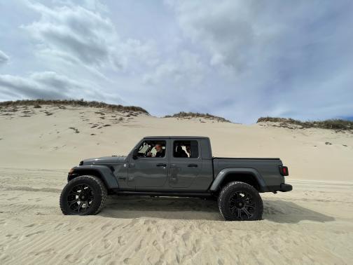 Photo 4 of 4 of 2021 Jeep Gladiator Overland