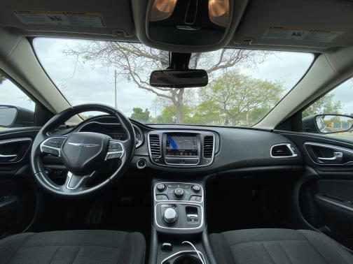 Photo 5 of 9 of 2016 Chrysler 200 Limited