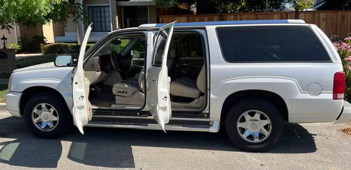 Photo 3 of 6 of 2004 Cadillac Escalade ESV Base