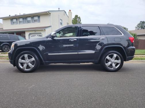 Photo 1 of 14 of 2013 Jeep Grand Cherokee Overland