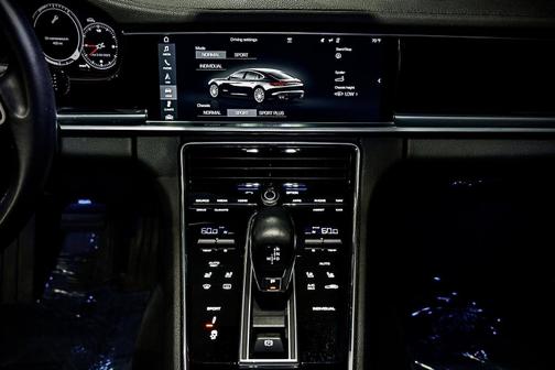 Photo 3 of 7 of 2017 Porsche Panamera Base