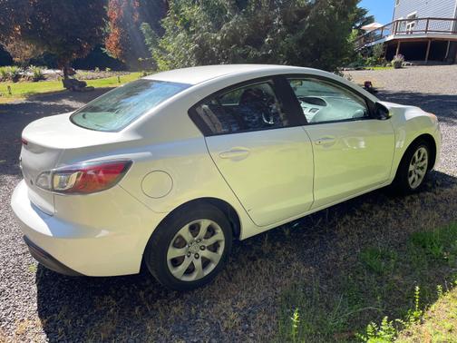 Photo 4 of 6 of 2011 Mazda Mazda3 i Sport