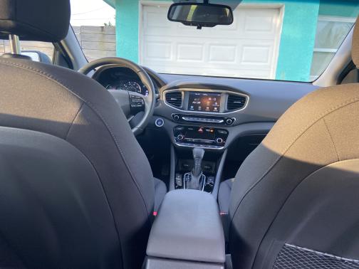 Photo 3 of 10 of 2019 Hyundai IONIQ Plug-In Hybrid Base