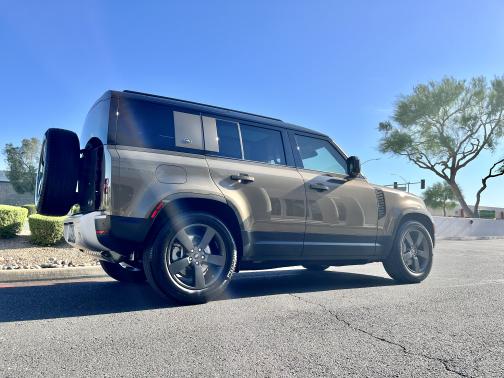 Photo 4 of 24 of 2020 Land Rover Defender 110 SE