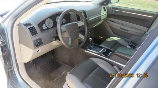 Photo 5 of 12 of 2008 Chrysler 300 Touring