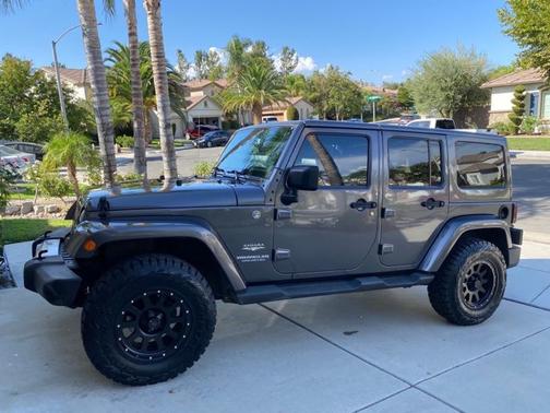 Photo 3 of 7 of 2014 Jeep Wrangler Unlimited Sahara